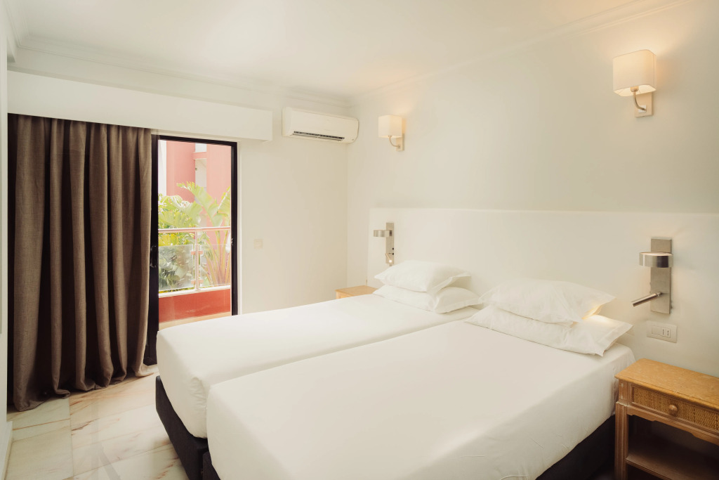 Topazio Vibe Beach Hotel & Apartments