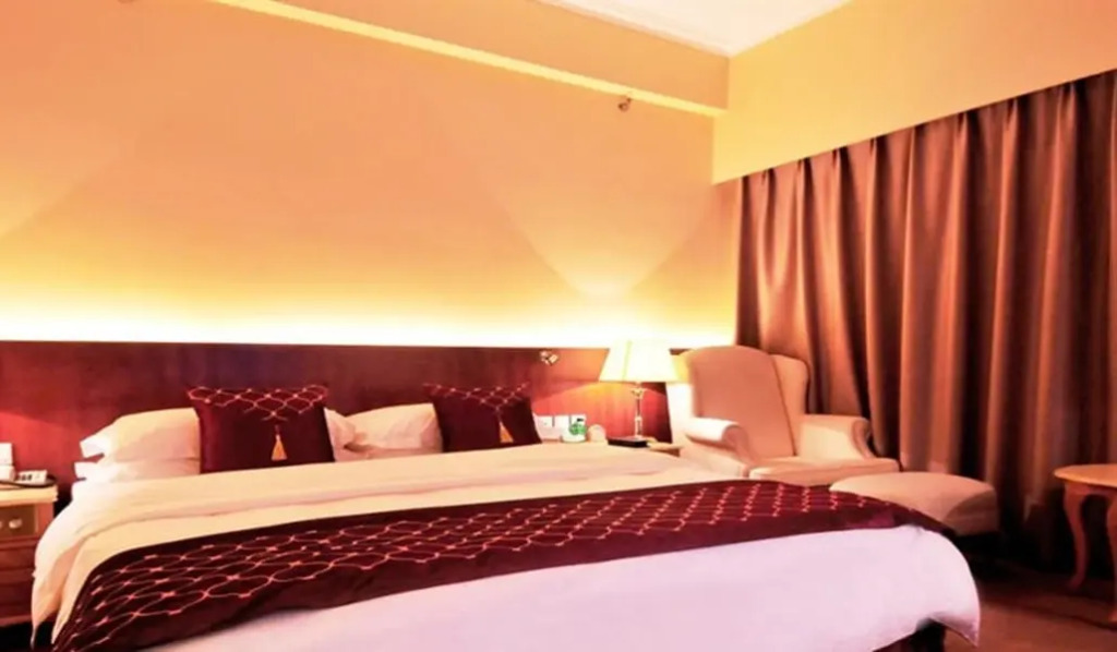 Rosy Road Century Hotel