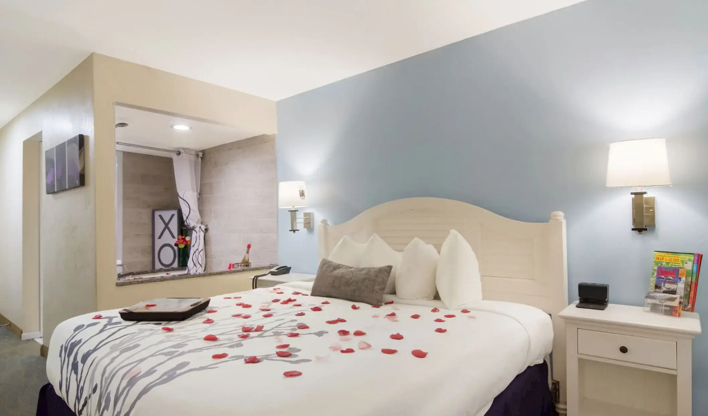 Ocean Sands Beach Boutique Inn-1 Acre Private Beach-St Augustine Historic-2 Miles-Shuttle with Downtown Tour-HEATED Salt Water Pool until 420AM-Popcorn-Cookies-New 4k USD Black Beds- 69 Item Breakfast-Eggs-Bacon-Starbucks- Free Laundry- #904-799-SAND