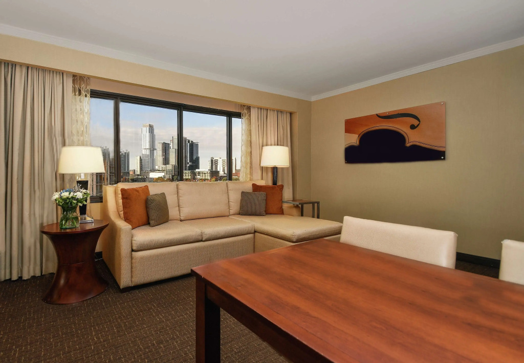 Отель Embassy Suites by Hilton Austin Downtown South Congress