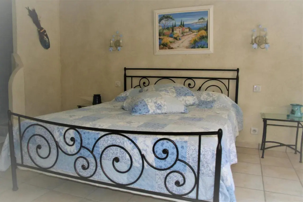 LE MAS DES TARENTES Chambres dhôtes