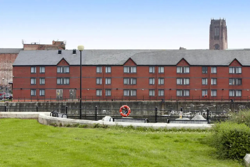 Отель Travelodge Liverpool Central Queens Dock and Arena