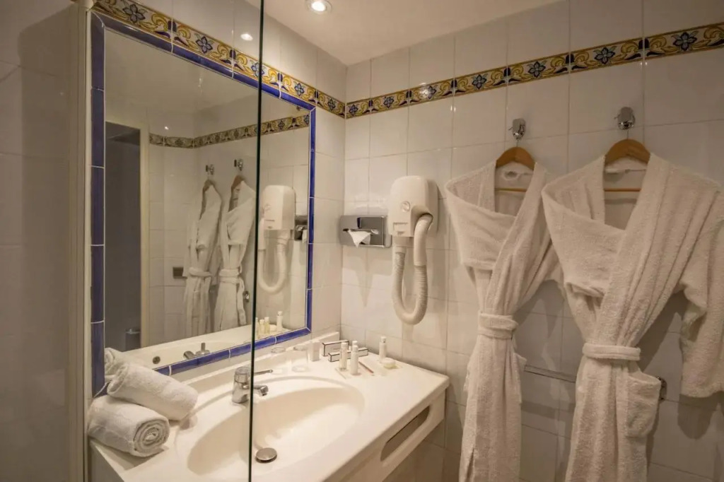 Le Cetai Cannes Beach Hotel