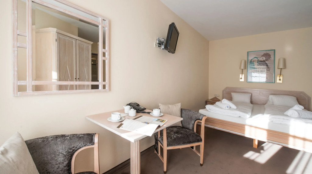 Crystls Aparthotel