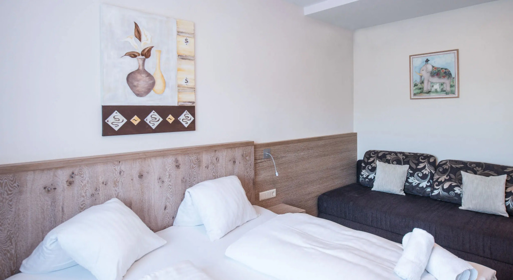 Crystls Aparthotel