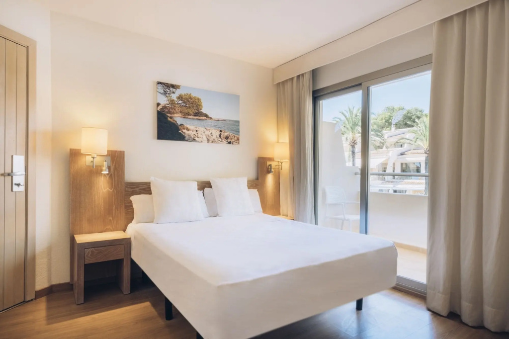 Отель Iberostar Waves Pinos Park