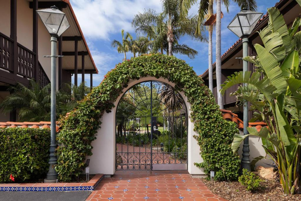 Отель FOUND Hotels, Santa Barbara, Series by Marriott