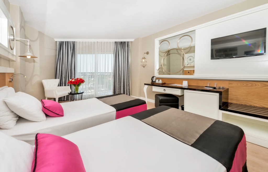 Serenis Hotel