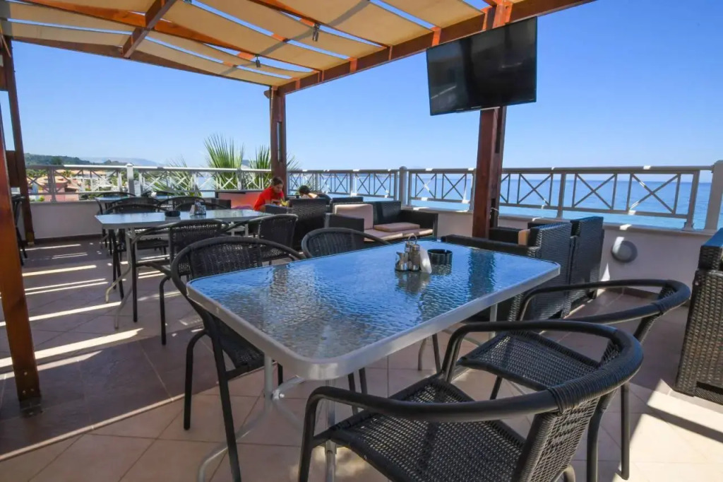 Nefeli Beach - living by the sea