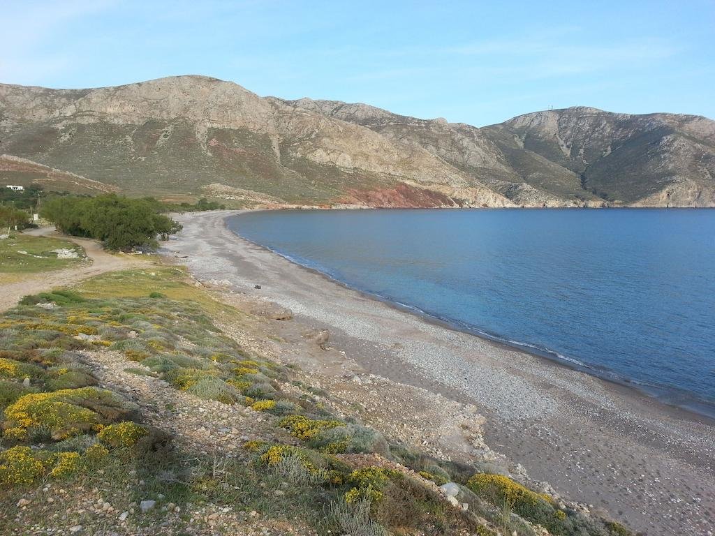 Foto de Eristos beach com areia clara e seixos superfície