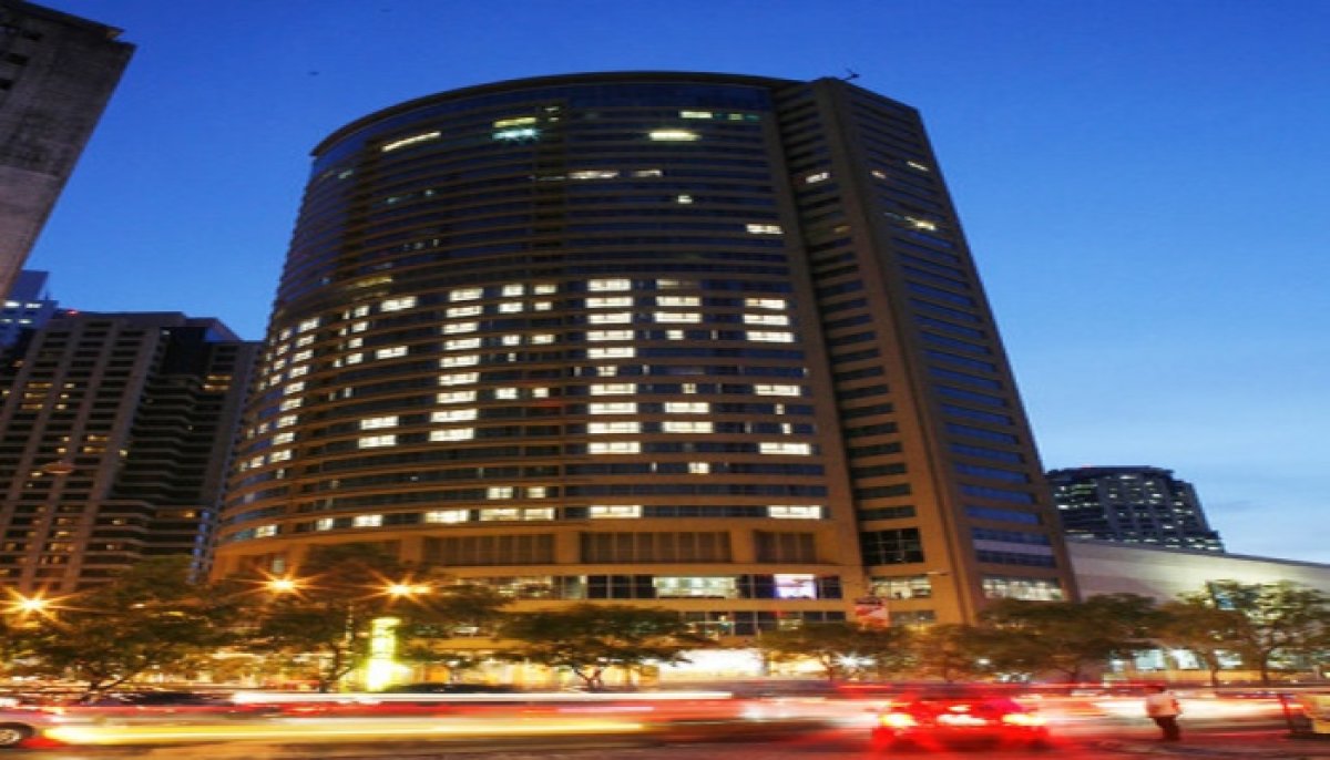 Crowne Plaza Manila Galleria has a direct access to the city's modern  shopping center - the Robinsons Galleria