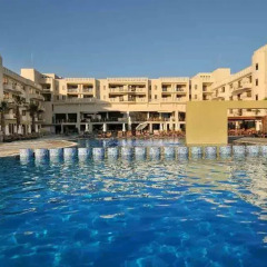 Отель Capital Coast Resort & Spa бассейн