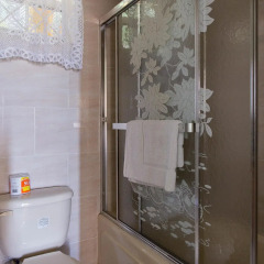 Отель Rooms On the Hip Strip - Montego Bay ванная