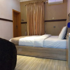 Отель Euro Lounge and Suites комната для гостей