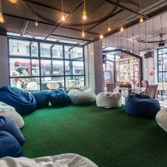 18 Coins Cafe & Hostel