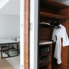 Отель Marriott Bangkok The Surawongse Бангкок сейф в номере