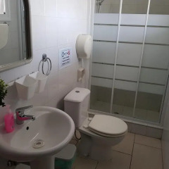 Отель Valentinos Court ванная
