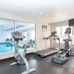 Отель Sandman Hotels & Suites Calgary West Канада, Калгари - отзывы, цены и фото номеров - забронировать отель Sandman Hotels & Suites Calgary West онлайн фитнесс-зал фото 2