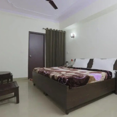 Hotel Jet Inn Suites сейф в номере