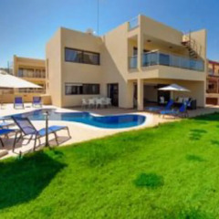 Апартаменты Mike & Lenos Tsoukkas Seaview Apartments бассейн