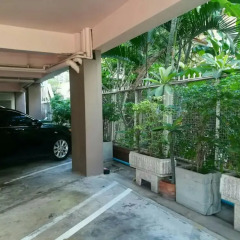 Отель Le Vanvarothai Saladaeng Residence Бангкок парковка