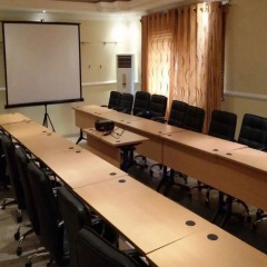 Отель Tyndale Residence Ltd