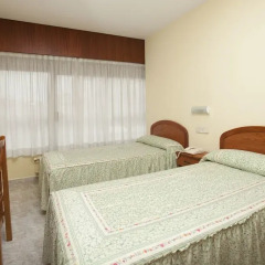 Отель Hostal Roma Испания, Ла-Корунья - отзывы, цены и фото номеров - забронировать отель Hostal Roma онлайн сейф в номере