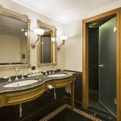 Grand Hotel Les Trois Rois ванная фото 2