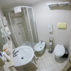 Отель Comfort Албания, Тирана - отзывы, цены и фото номеров - забронировать отель Comfort онлайн ванная фото 2