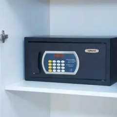 Гостиница The Plaza Almaty сейф в номере