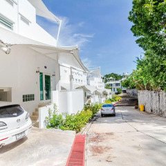 Отель Chalong Hill Tropical Garden Homes парковка