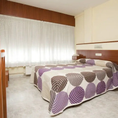 Отель Hostal Roma Испания, Ла-Корунья - отзывы, цены и фото номеров - забронировать отель Hostal Roma онлайн комната для гостей