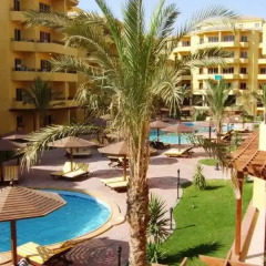 Апартаменты British Resort Apartments бассейн