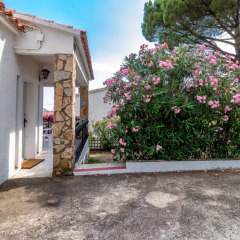 Отель Holiday Home People I Курорт Росес парковка