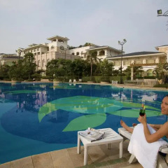 Holiday Islands Hotel бассейн