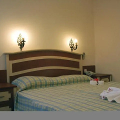 The Blue Lagoon Deluxe Hotel сейф в номере