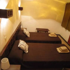 Отель Hostal Flores сейф в номере