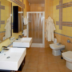 Гостиница La Vie de Chateau в Оренбурге 1 отзыв об отеле, цены и фото номеров - забронировать гостиницу La Vie de Chateau онлайн Оренбург ванная