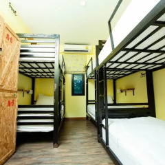 Doolay Beachfront Hostel сейф в номере