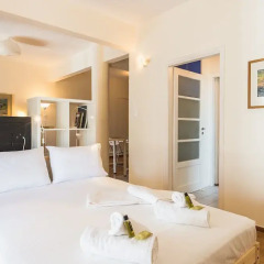 Отель Bright Loft in Hilton Area комната для гостей