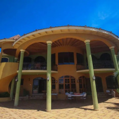 Отель Milbrooks Resort гостиничный бар