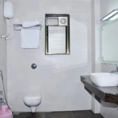 OYO 2647 Hotel Sai Shubham ванная