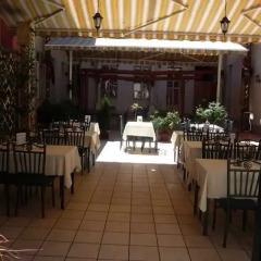 Feher Pava Restaurant And Hostel