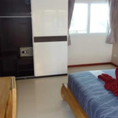 Апартаменты Rm Wiwat Apartment Паттайя комната для гостей