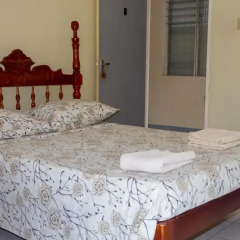 Отель Golden Sands Guest House Треже-Бич сейф в номере