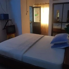 Отель A&M Estate Guest House сейф в номере
