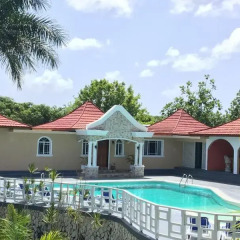 Отель Coral Seas Beach Resort бассейн