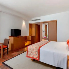 Отель Outrigger Laguna Phuket Beach Resort сейф в номере