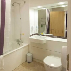 Отель Premier Inn St Helens - A580/East Lancs ванная фото 2