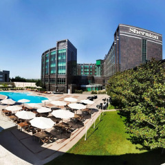 Отель Sheraton Baku Airport бассейн
